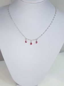 Corrente Chocker 40cm 3 pedrinhas em formato de gotas ROSA